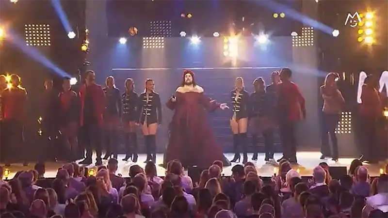 ateapic-location.ch: Montreux Comedy Festival - Artus en robe dans Que la fête commence.