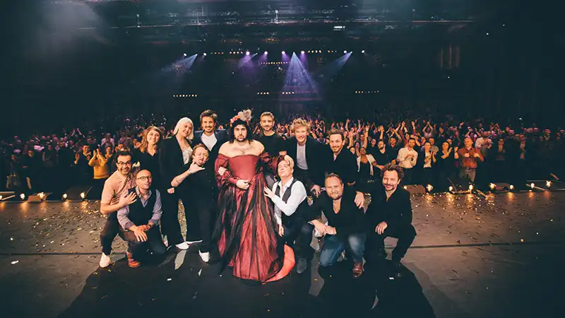 ateapic-location.ch: Montreux Comedy Festival - Artus en robe dans Que la fête commence - photo-de-Laura-Gilli.