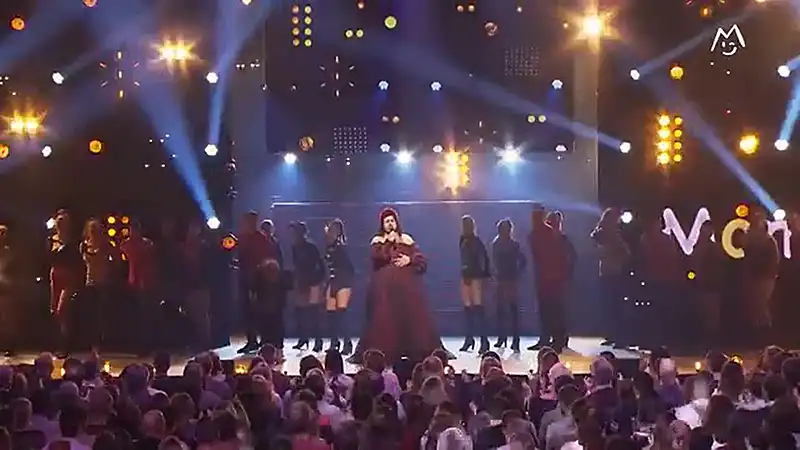 ateapic-location.ch: Montreux Comedy Festival - Artus en robe dans Que la fête commence.