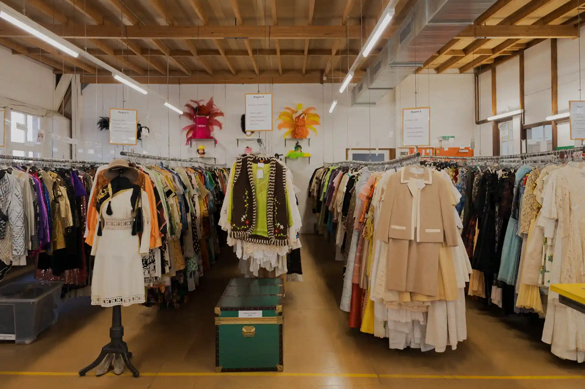 rayons de costumes et accessoires de chez ateapic Location